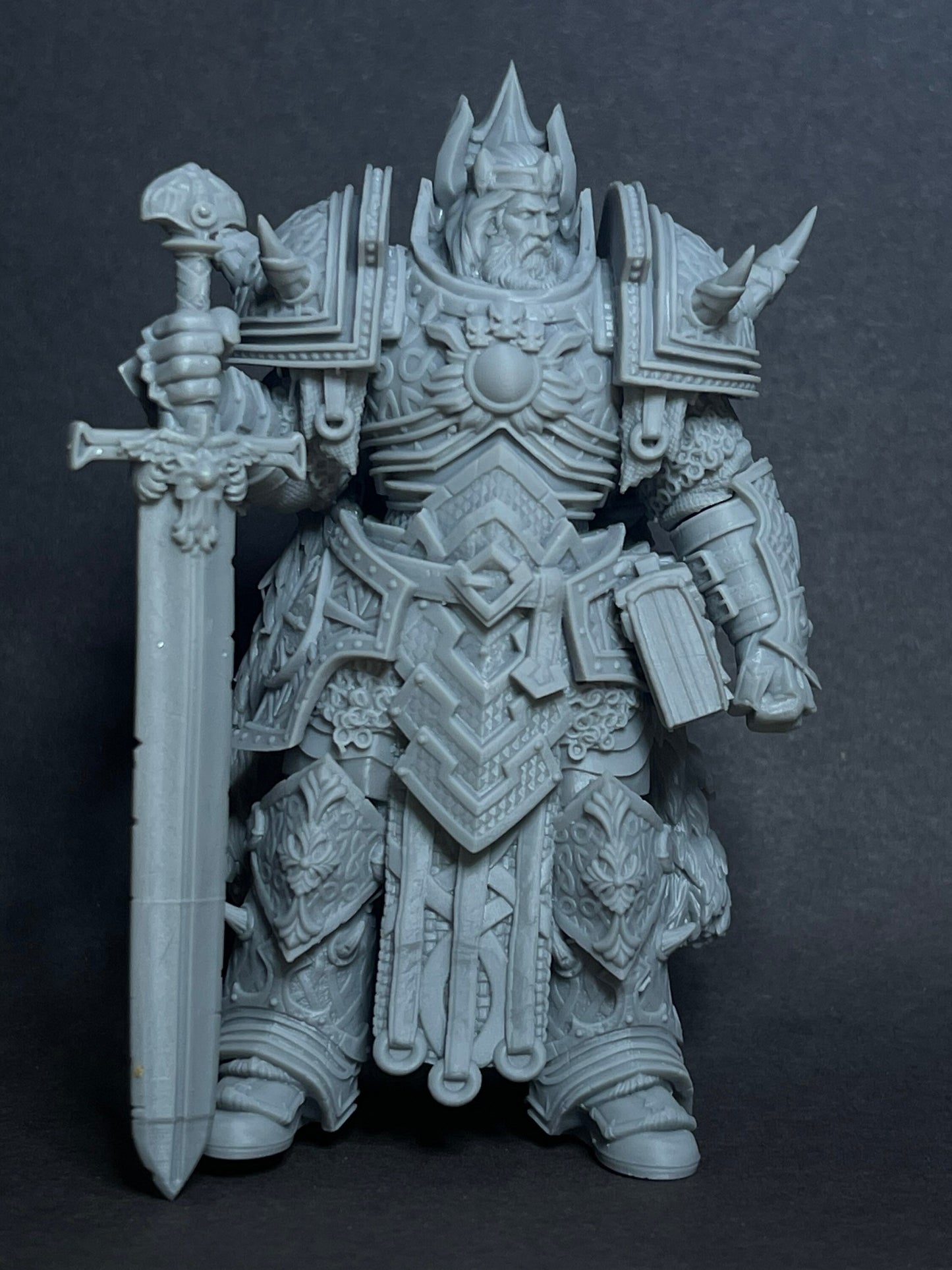 Uther Pendragon - Mythreal - 32mm / 75mm